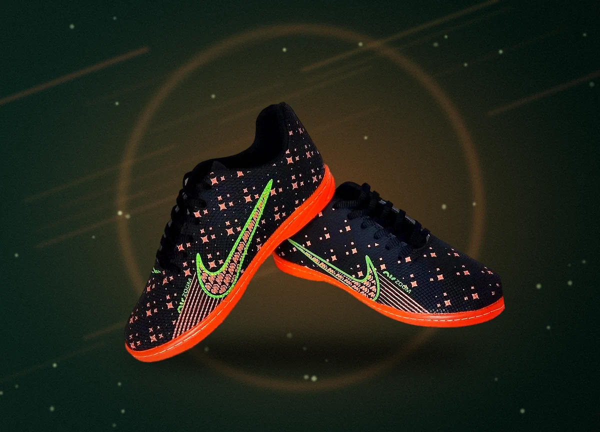 کفش فوتسال روی پله